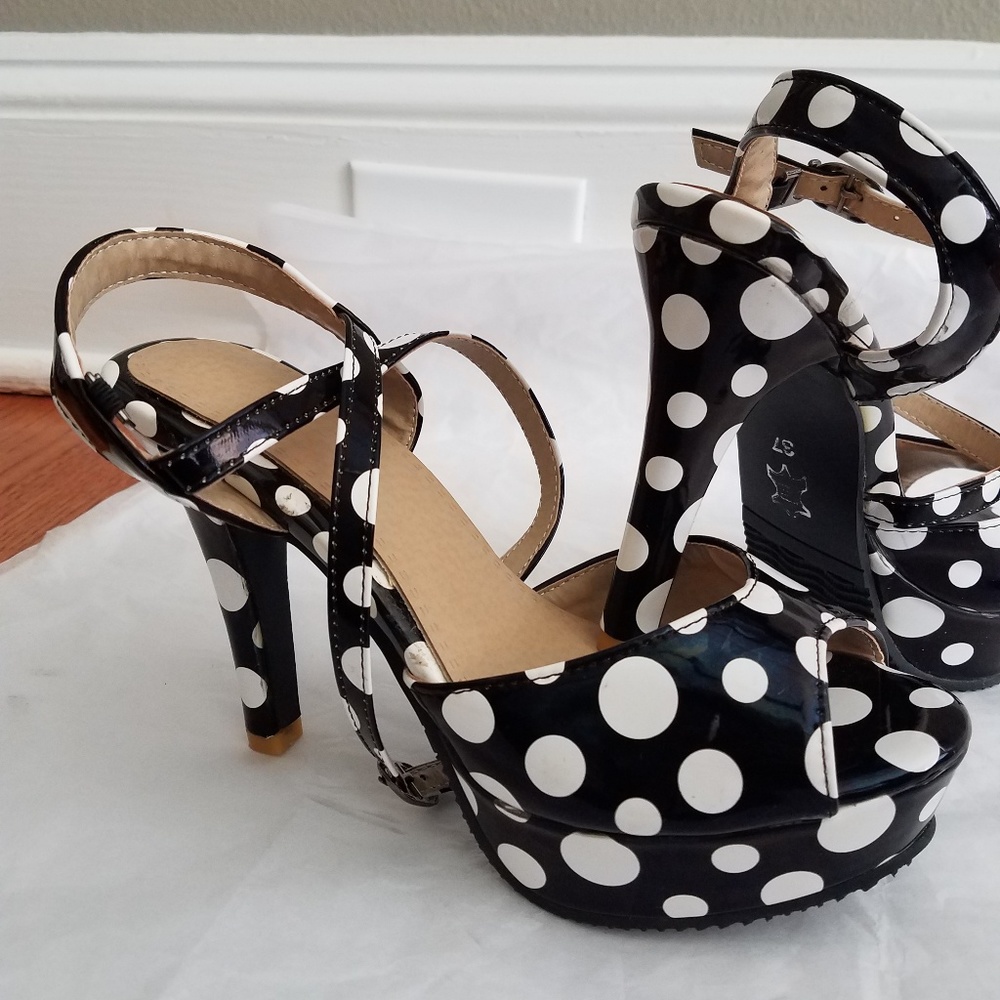 Adorable Polka-dot, vintage , I'm inplatform sandals